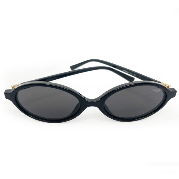 Óculos de sol HD com armação preta, hastes pretas com detalhe dourado e lentes fume com proteção UV