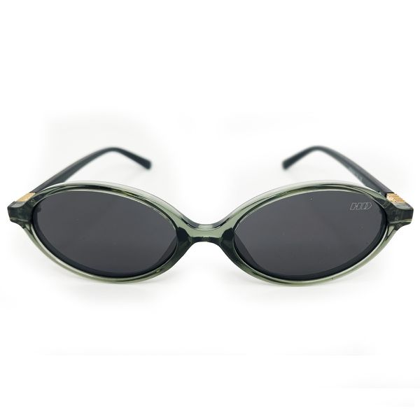Óculos de sol HD com armação translucida, hastes pretas com detalhe dourado e lentes fume com proteção UV
