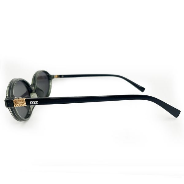 Óculos de sol HD com armação translucida, hastes pretas com detalhe dourado e lentes fume com proteção UV