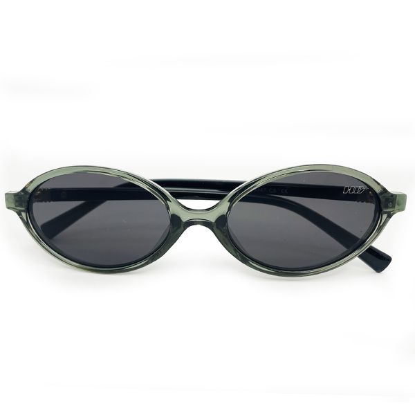 Óculos de sol HD com armação translucida, hastes pretas com detalhe dourado e lentes fume com proteção UV