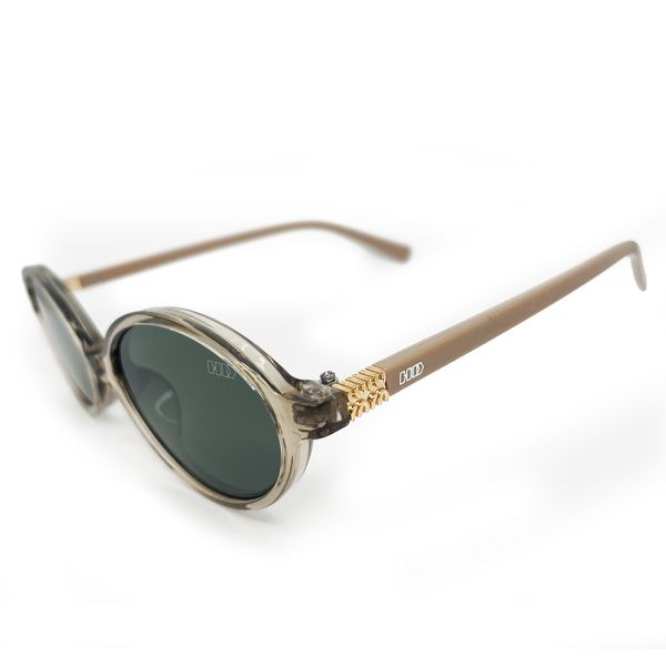 Óculos de sol HD com armação caramelo translucida, hastes caramelo com detalhe dourado e lentes verdes com proteção UV