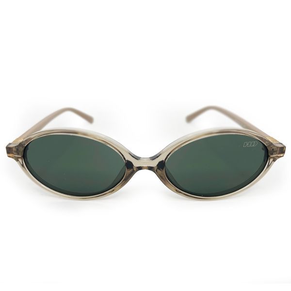 Óculos de sol HD com armação caramelo translucida, hastes caramelo com detalhe dourado e lentes verdes com proteção UV