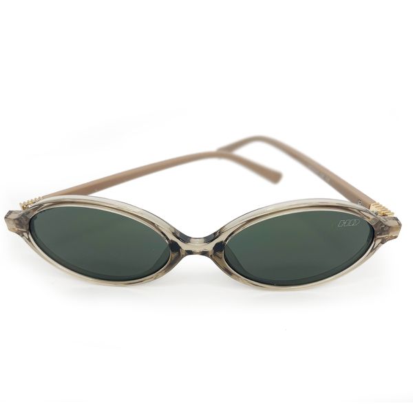 Óculos de sol HD com armação caramelo translucida, hastes caramelo com detalhe dourado e lentes verdes com proteção UV