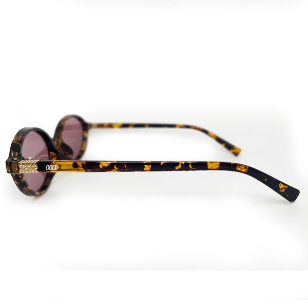 Óculos de sol HD com armação animal print, hastes com detalhe dourado e lentes rose com proteção UV