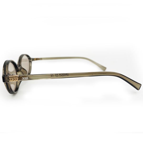 Óculos de sol HD com armação translucida, hastes com detalhe dourado e lentes claras com proteção UV