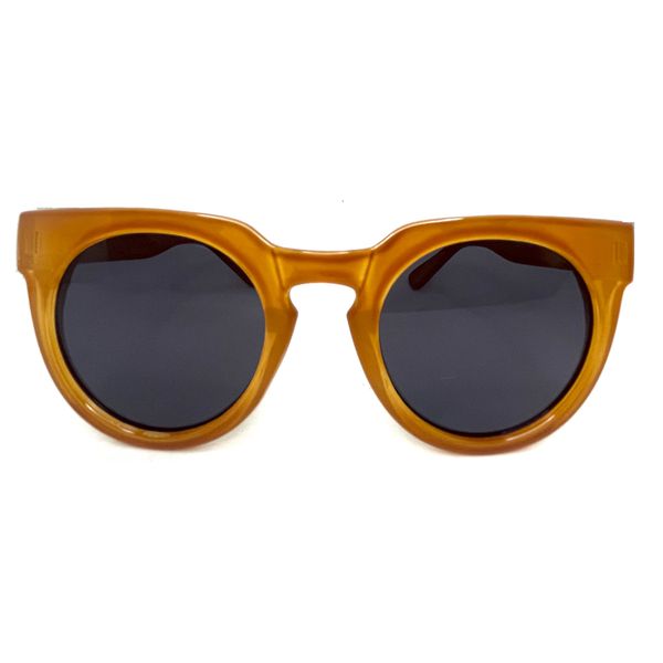 Óculos de Sol Owl HD em acetato laranja translúcido com as lentes em fumê. Modelo hype casual