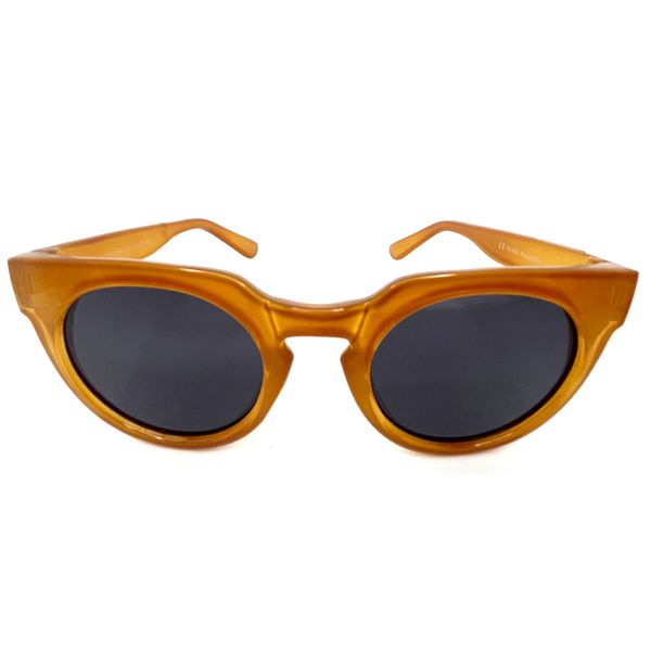 Óculos de Sol Owl HD em acetato laranja translúcido com as lentes em fumê. Modelo hype casual