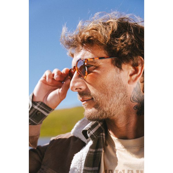 Óculos de Sol Anani HD em acetato cor animal print com as lentes policarbonato degradê marrom