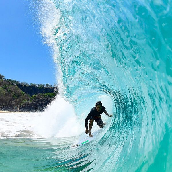 Óculos de Sol Ocean HD em acetato preto fosco com as lentes em azul oceano espelhada