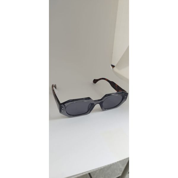 Óculos de sol HD Freedom Fume com armação translucida, hastes animal print e lentes fumê com proteção UV