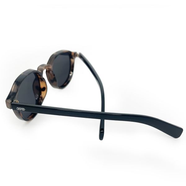 Óculos de sol HD Round All Black com armação e hastes pretas e lentes com proteção UV