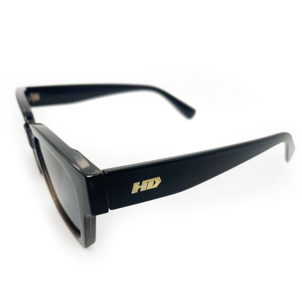 Óculos de sol HD Swell Fumê com armação e hastes em cinza translucido e lentes com proteção UV