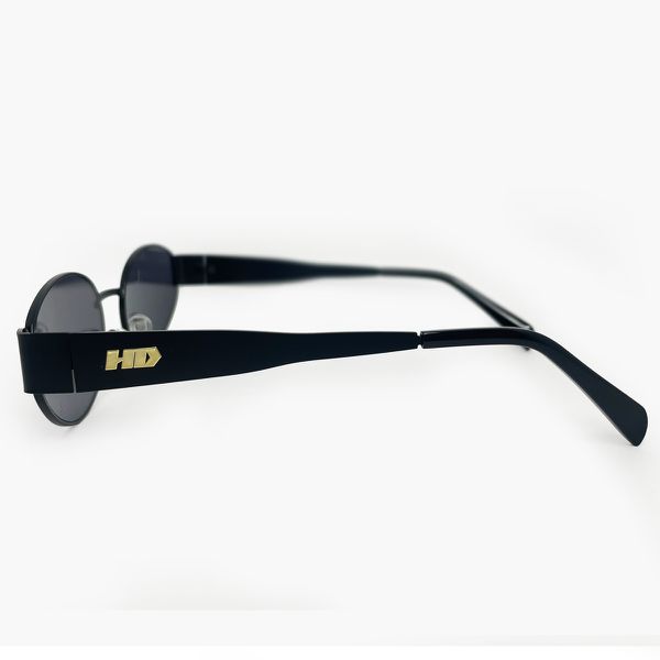 Óculos de sol HD em metal com armação preta e lentes fume com proteção UV