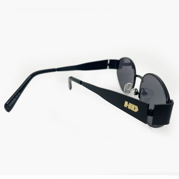 Óculos de sol HD em metal com armação preta e lentes fume com proteção UV