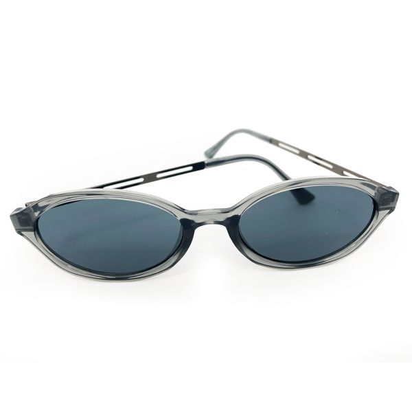 Óculos de sol HD com armação translucida, haste metalizada e lentes fume com proteção UV