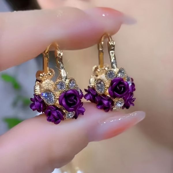 Brincos de Argola Requintados em Liga de Zinco, Adornados com Flores Coloridas de Zircônia – Estilo Luxuoso e Elegante para Mulheres no Uso Diário Casual ou Festas ou Ocasiões Especiais