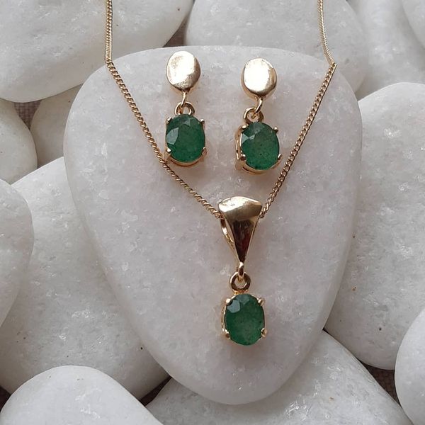 Conjunto Brincos e Colar em Pedra Natural de Quartzo Verde e corrente com banho Ouro 18k.