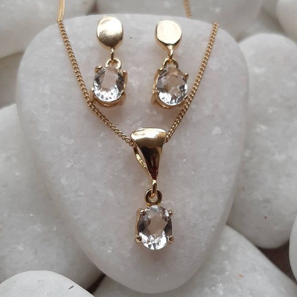 Conjunto Brincos e Colar em Pedra Natural de Cristal Príncipe e corrente com banho Ouro 18k.