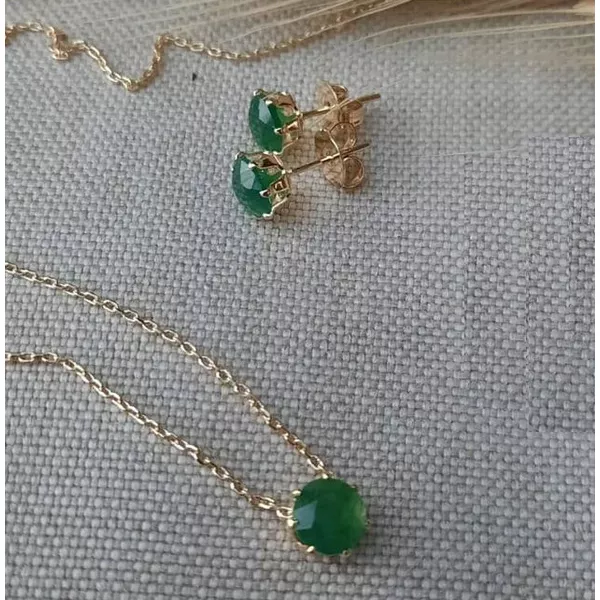 Conjunto Brincos e Colar em Pedra Natural de Quartzo Verde e e corrente com banho Ouro 18k.