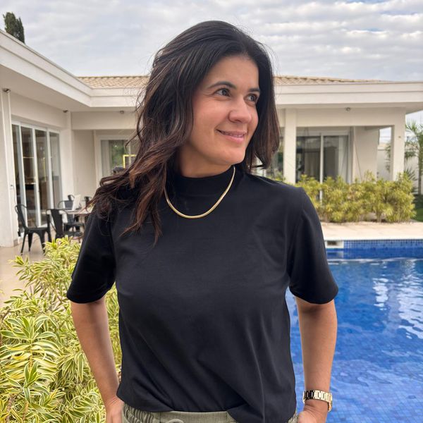 T-Shirt Feminina Gola - Preta