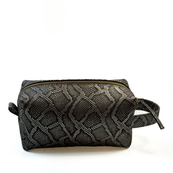 Necessaire em Couro Animal Print Preta