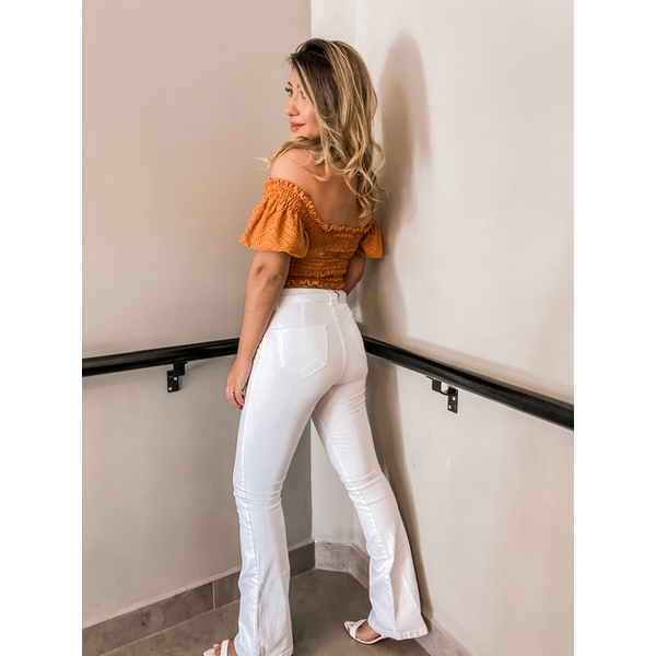 calça flare branca alfaiataria