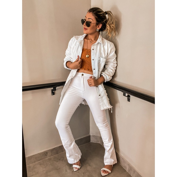calça flare branca e preta