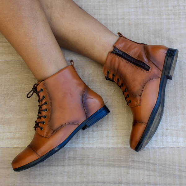 bota de couro com cadarço feminina