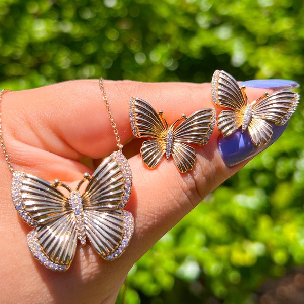 Conjunto de borboleta lisa com detalhes cravejado LUXO 
