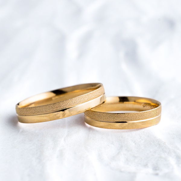 Aliança de Casamento em Ouro 18k 4mm modelo Meio Fosca