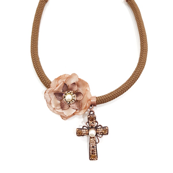 Maxi colar com flor de tecido e crucifixo 13501
