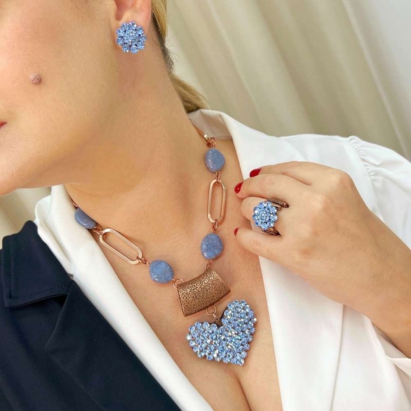 Maxi colar de bijuterias de luxo com pingente de coração e pedras azuis