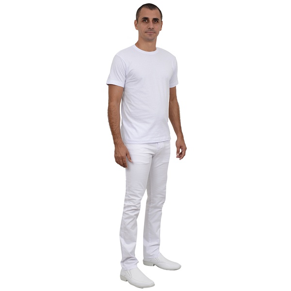 calça jeans com sapato branco