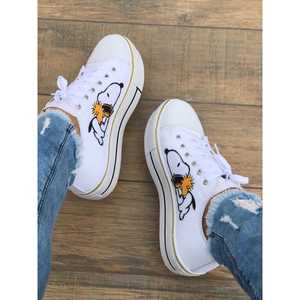 tenis com a lingua pra fora