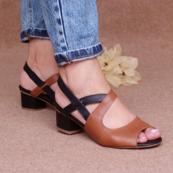 SANDÁLIA SALTO BAIXO COURO CARAMELO E PRETO- 600-35 | Sapato RetrÔ
