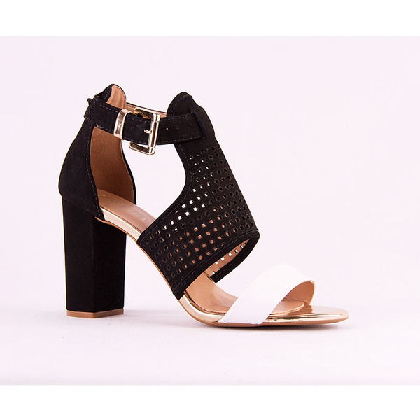 sandalia preta e branca