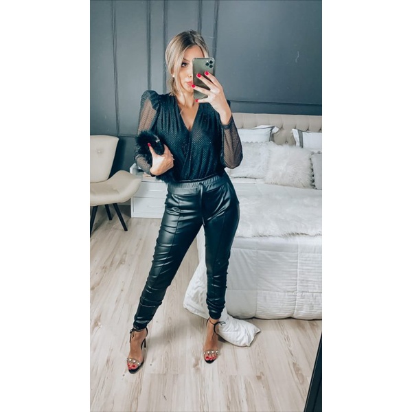 calça preta de couro