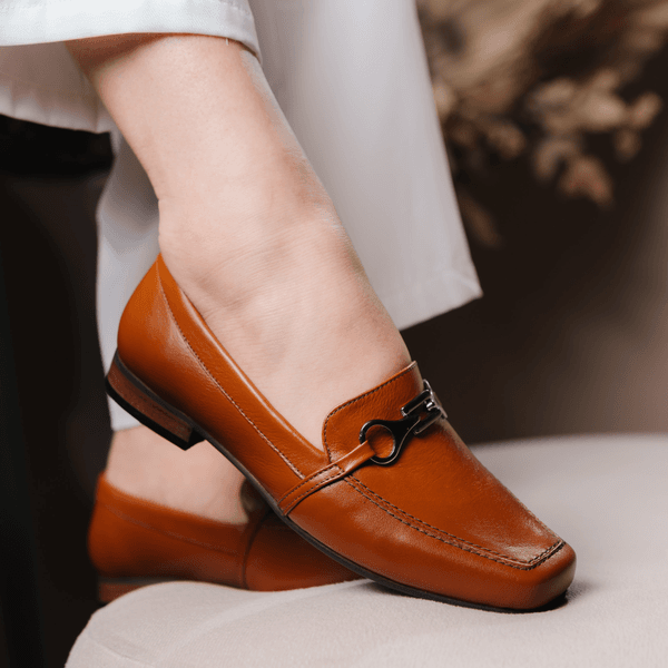 Sapato Social Feminino em Couro com fivela cor Caramelo