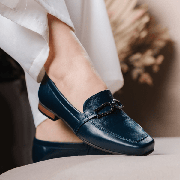 Sapato Social Feminino em Couro com fivela cor Azul Marinho