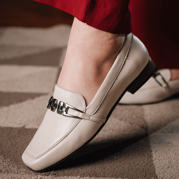 Sapato Social Feminino em Couro com fivela cor off white