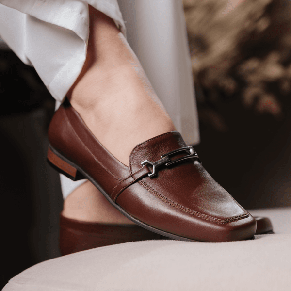 Sapato Social Feminino em Couro com fivela cor Café Ateliê Mario