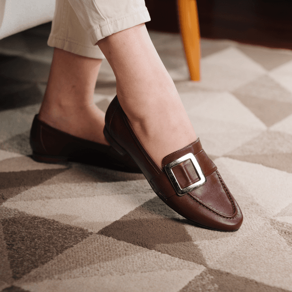 Sapato Eleonora Feminino em Couro com Fivela cor Marrom