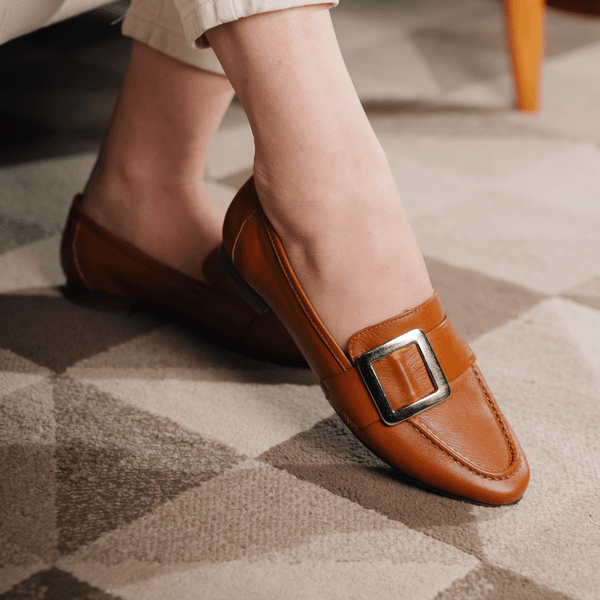 Sapato Eleonora Feminino em Couro com Fivela cor Caramelo