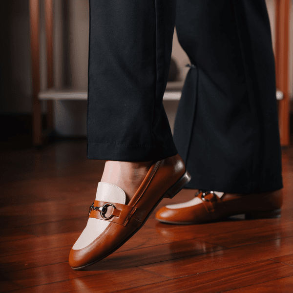 Loafer Feminino em Couro com fivela cor Caramelo