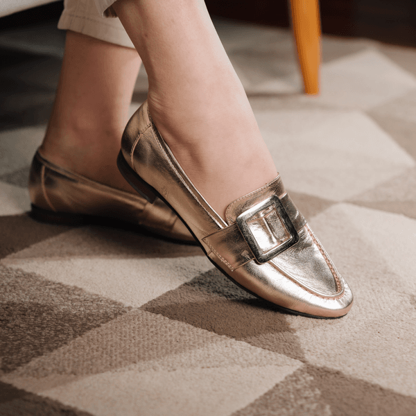 Sapato Eleonora Feminino em Couro com Fivela cor Dourado