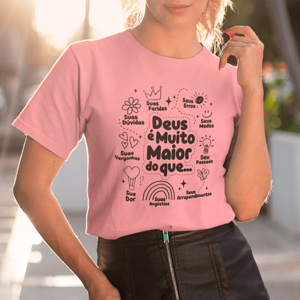 Camiseta Básica Deus é Maior que...