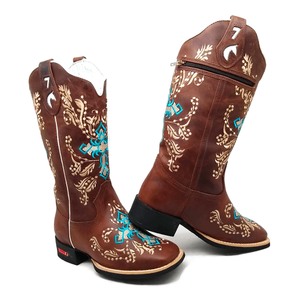 BOTA TEXANA EM COURO MARROM BORDADO CRUZ AZUL + SUPORTE PARA CELULAR