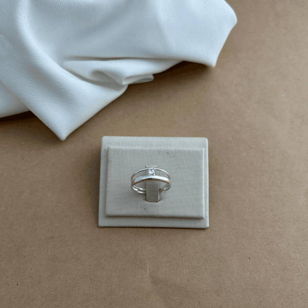 ANEL 1 ARO FINO E OUTRO GROSSO COM 1 ZIRCÔNIA CRISTAL 4MM NO MEIO