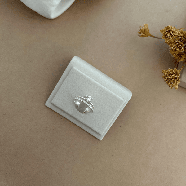 ANEL DUPLO APARADOR E SOLITÁRIO ZIRCÔNIA CRISTAL GARRAS ALTA