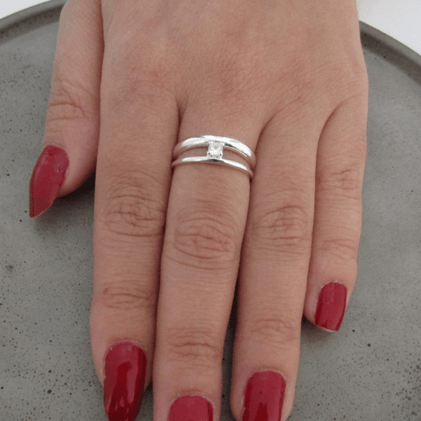 ANEL 1 ARO FINO E OUTRO GROSSO COM 1 ZIRCÔNIA CRISTAL 4MM NO MEIO